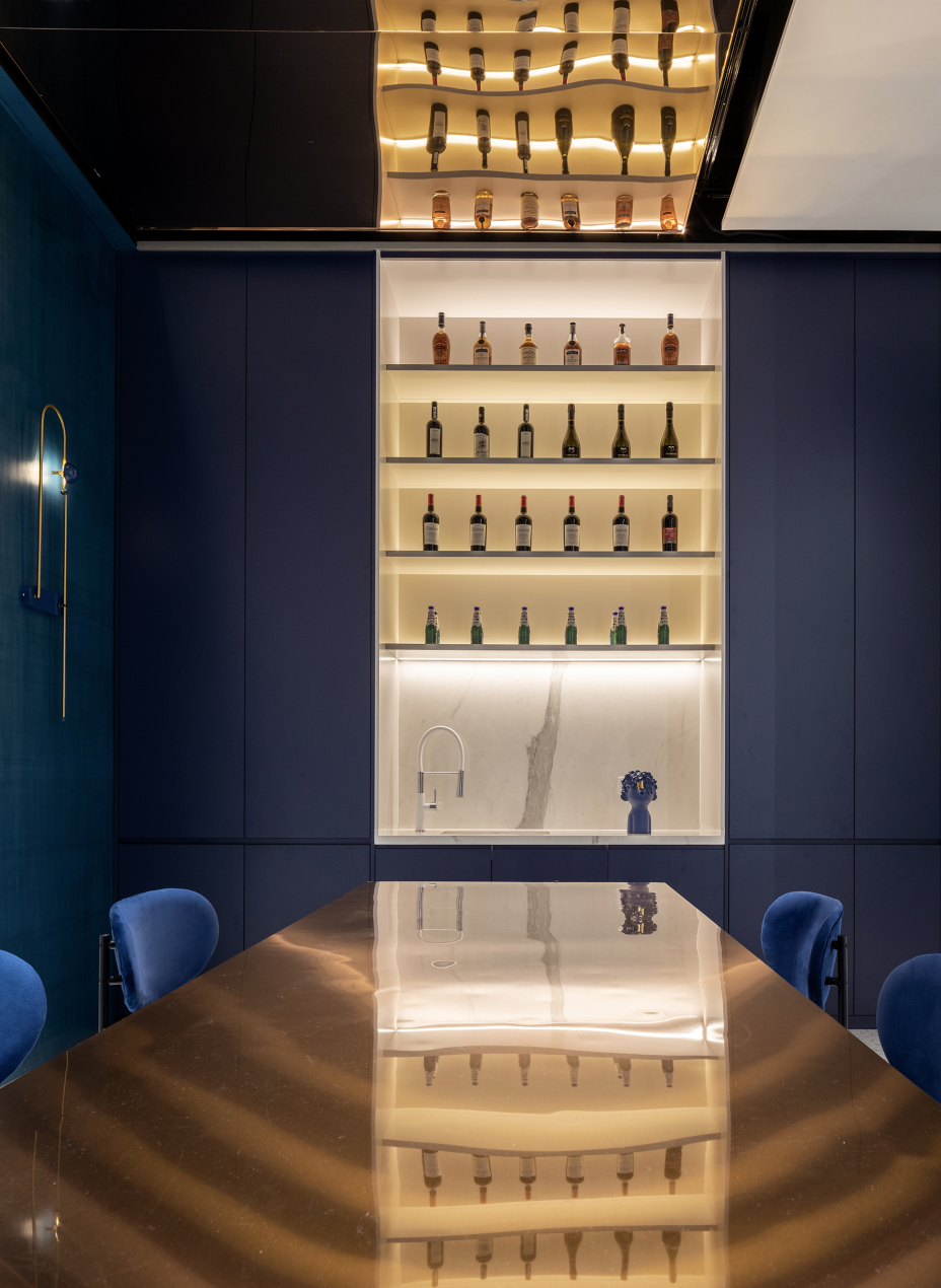 轻奢风格室内家装案例效果图-餐厅餐桌 轻奢风格室内家装案例效果图-餐厅餐桌